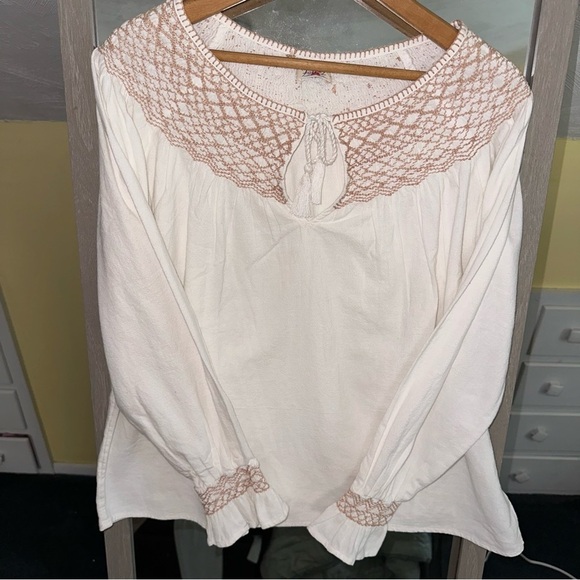 NEW Faherty Smocked Laura White Tan Peasant Knit Top Boho Embroidered Lagenlook - Picture 10 of 11